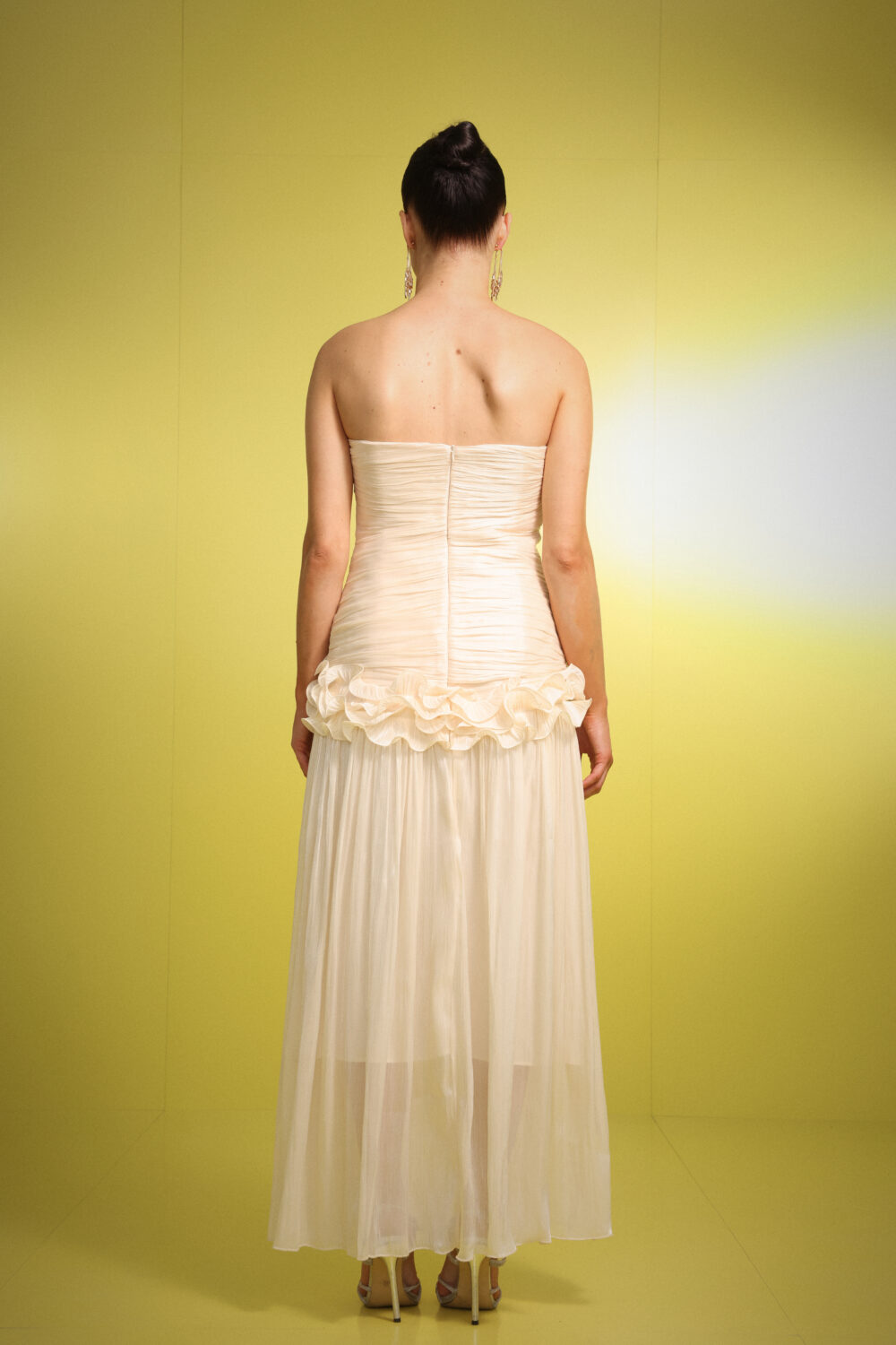 Alternative view of Rochie Isaura lungă elegantă ivoire fără bretele, din voal plisat cu volane