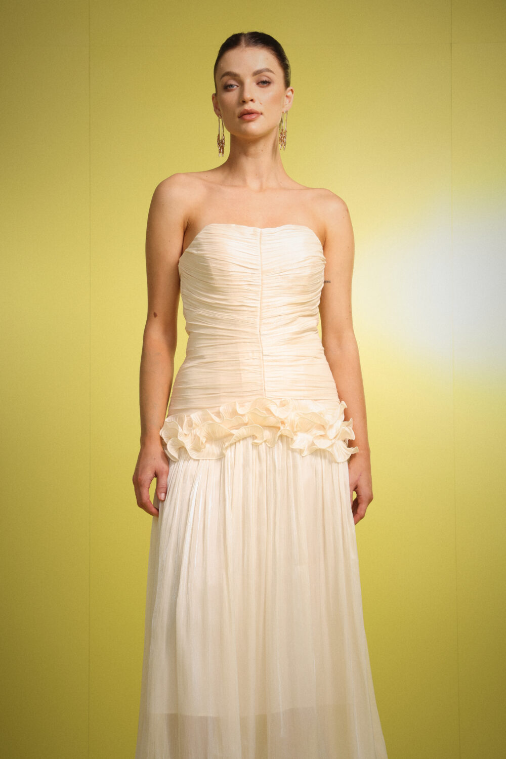 Rochie Isaura lungă elegantă ivoire fără bretele, din voal plisat cu volane