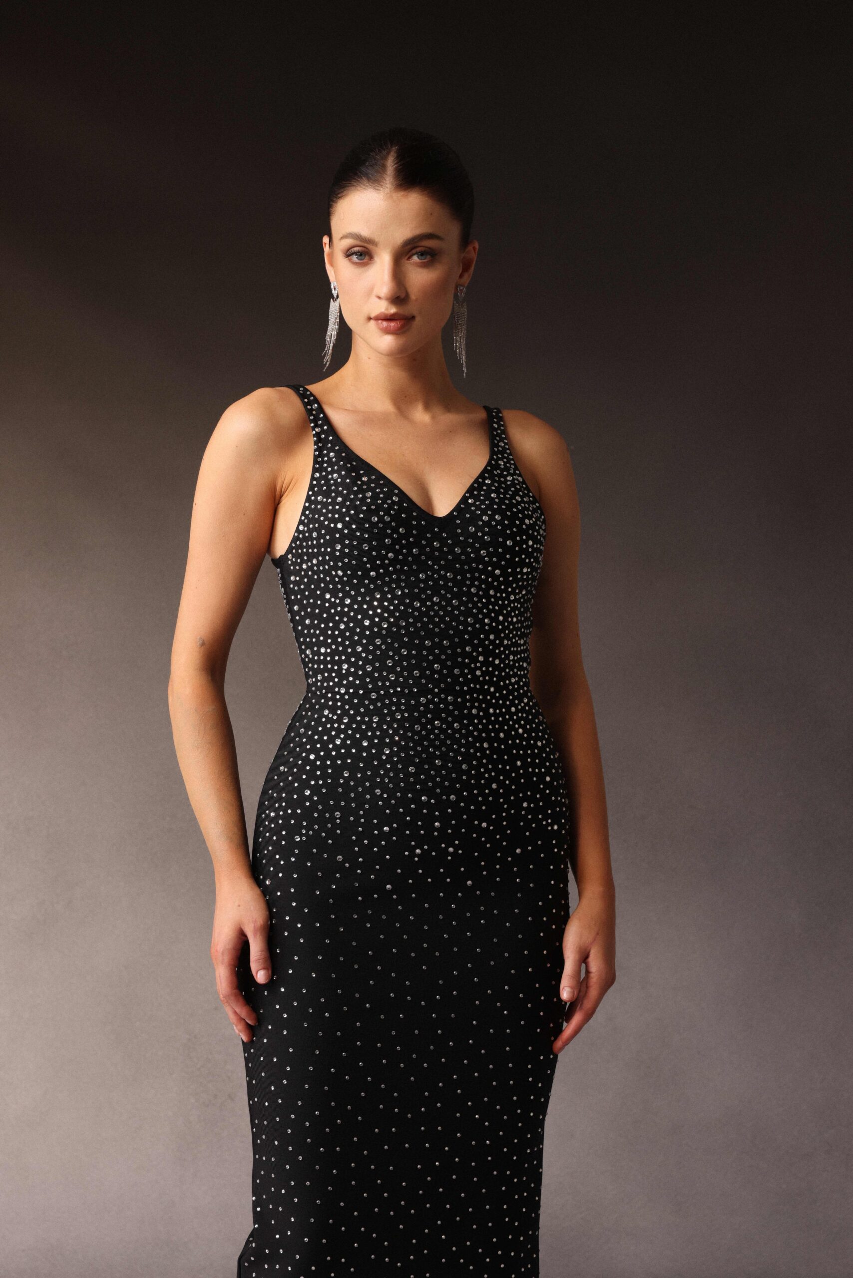 Rochie Valeria lungă neagră cu bretele subțiri și aplicații strălucitoare, elegantă de seară