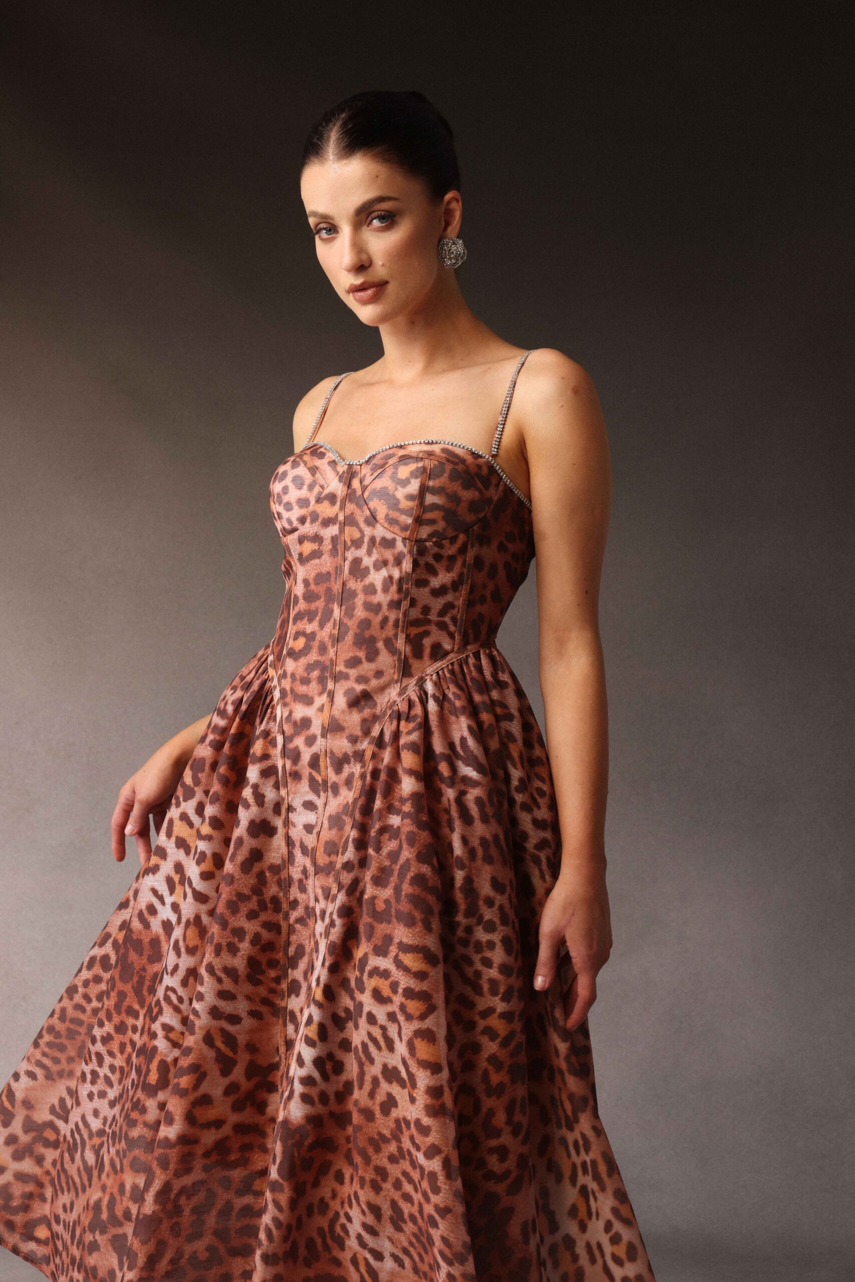 Rochie Nairobi midi leopard cu bretele subțiri și bust corset – elegantă și seducătoare - imagine 2