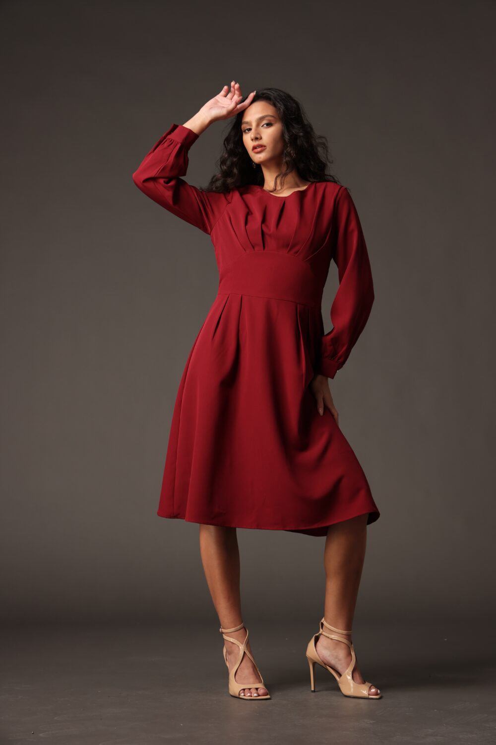 Alternative view of Rochie midi bordo elegantă talie marcată, pliuri fine si mâneci lungi