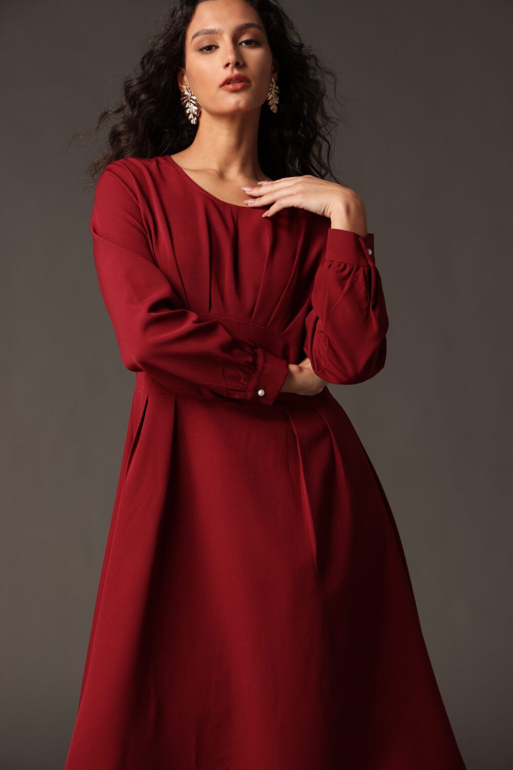 Rochie midi bordo elegantă talie marcată, pliuri fine si mâneci lungi