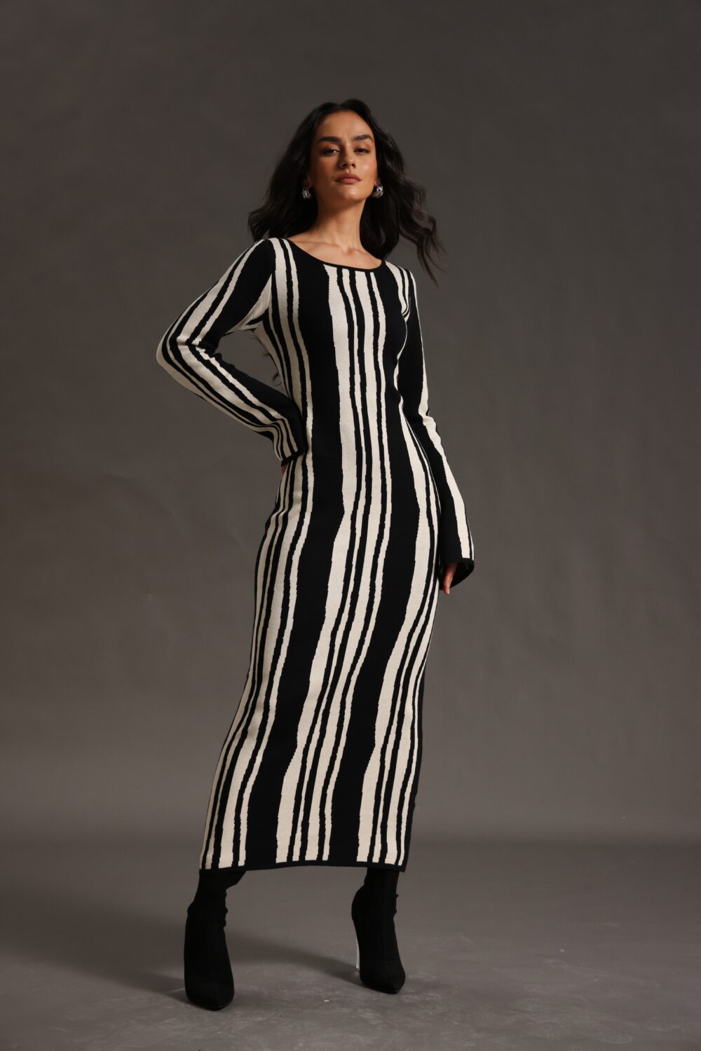 Alternative view of Rochie Mirabel Night lungă tricotată în dungi alb-negru, cu mâneci lungi  casual elegantă