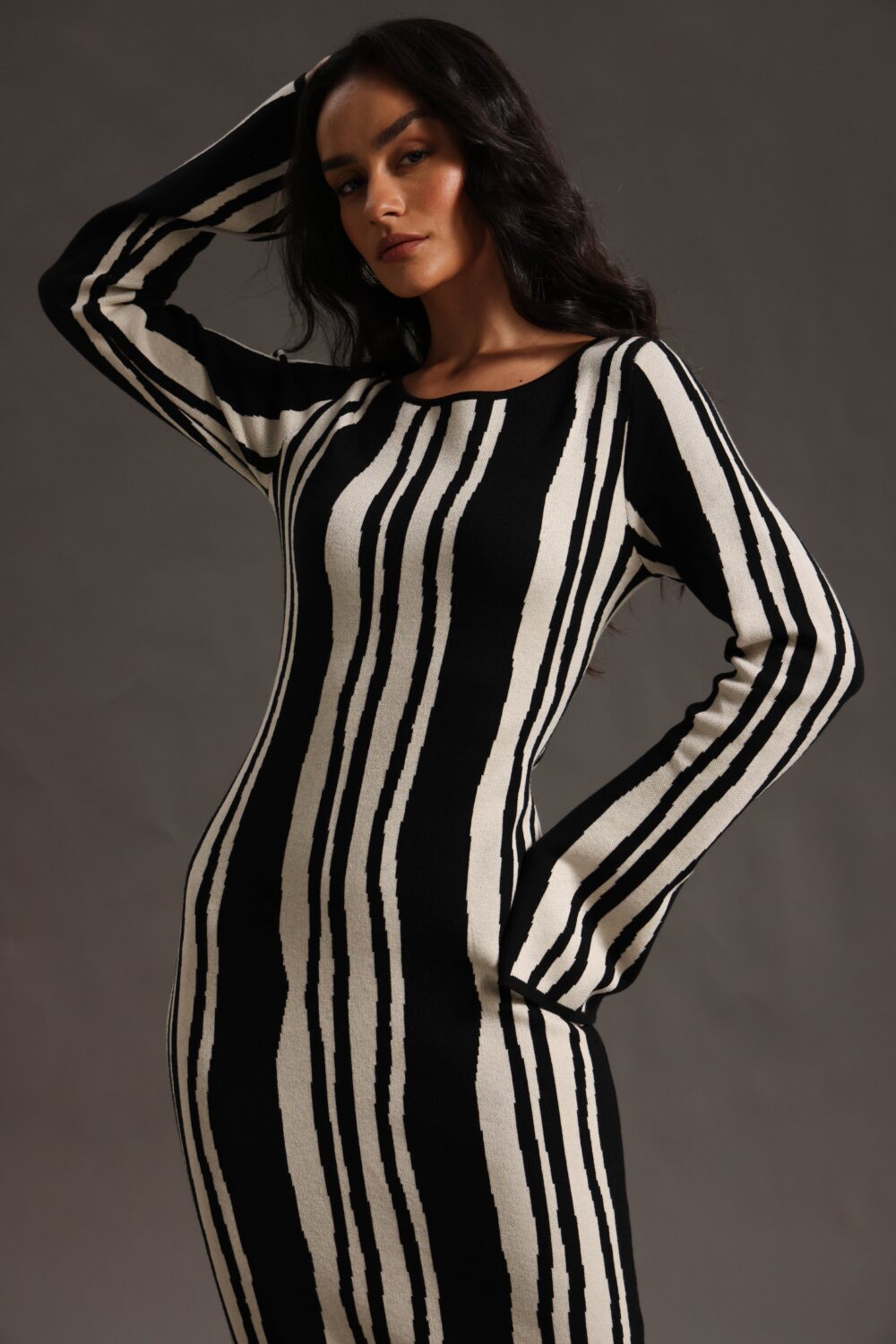 Rochie Mirabel Night lungă tricotată în dungi alb-negru, cu mâneci lungi  casual elegantă