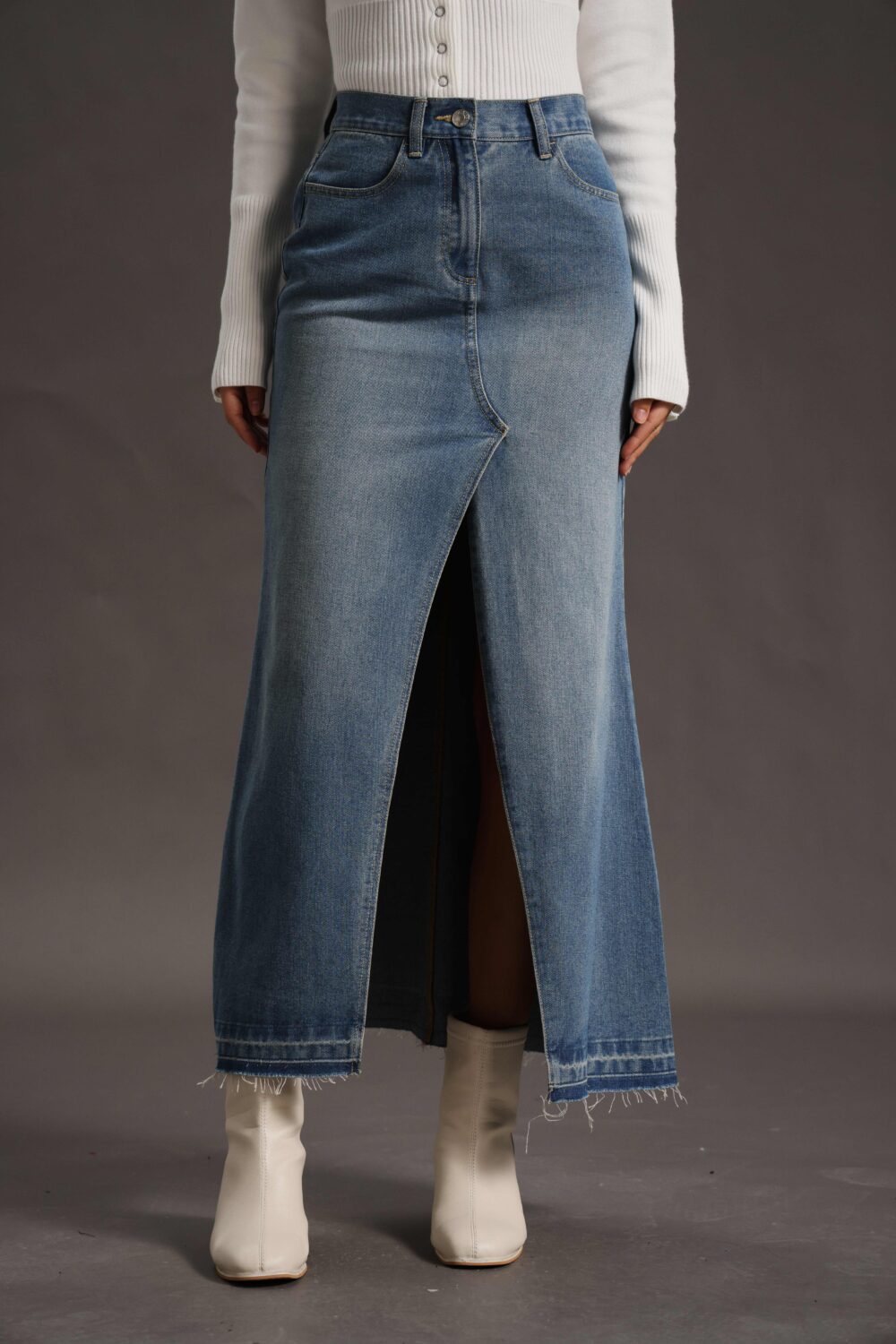 Alternative view of Fustă denim maxi cu șliț frontal talie înaltă si tiv raw